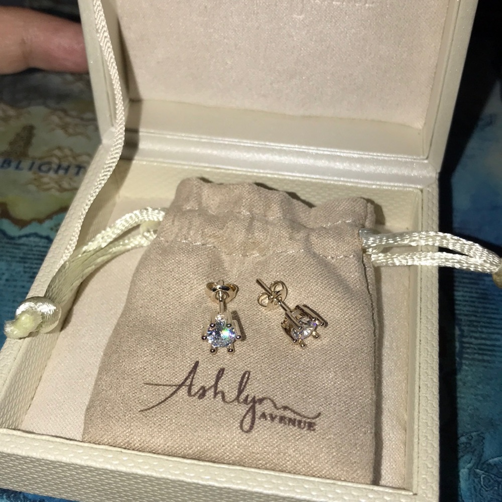 Ashlynn Avenue Briony in the Moonlight studs New 🔥